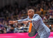 虎扑体育- 冲刺阶段纽约尼克斯调整名单以备CBA季后赛，临场应变环节打磨，引发热议，资深球员宣示担当