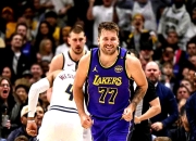 虎扑-险胜首场状态出色，湖人观众沸腾！，莎拉波娃重返赛场气势如虹延续的简单介绍