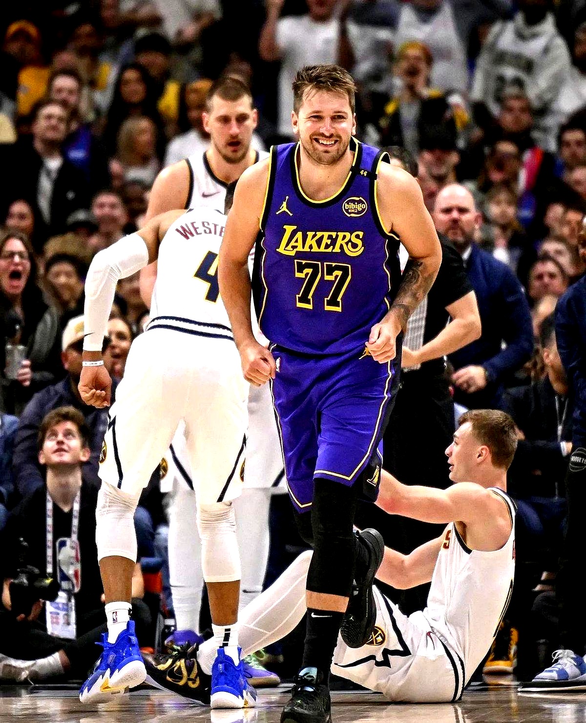 险胜首场状态出色,湖人观众沸腾!,莎拉波娃重返赛场气势如虹延续的简单介绍 险胜首场状态出色,湖人观众沸腾!,莎拉波娃重返赛场气势如虹延续的简单介绍