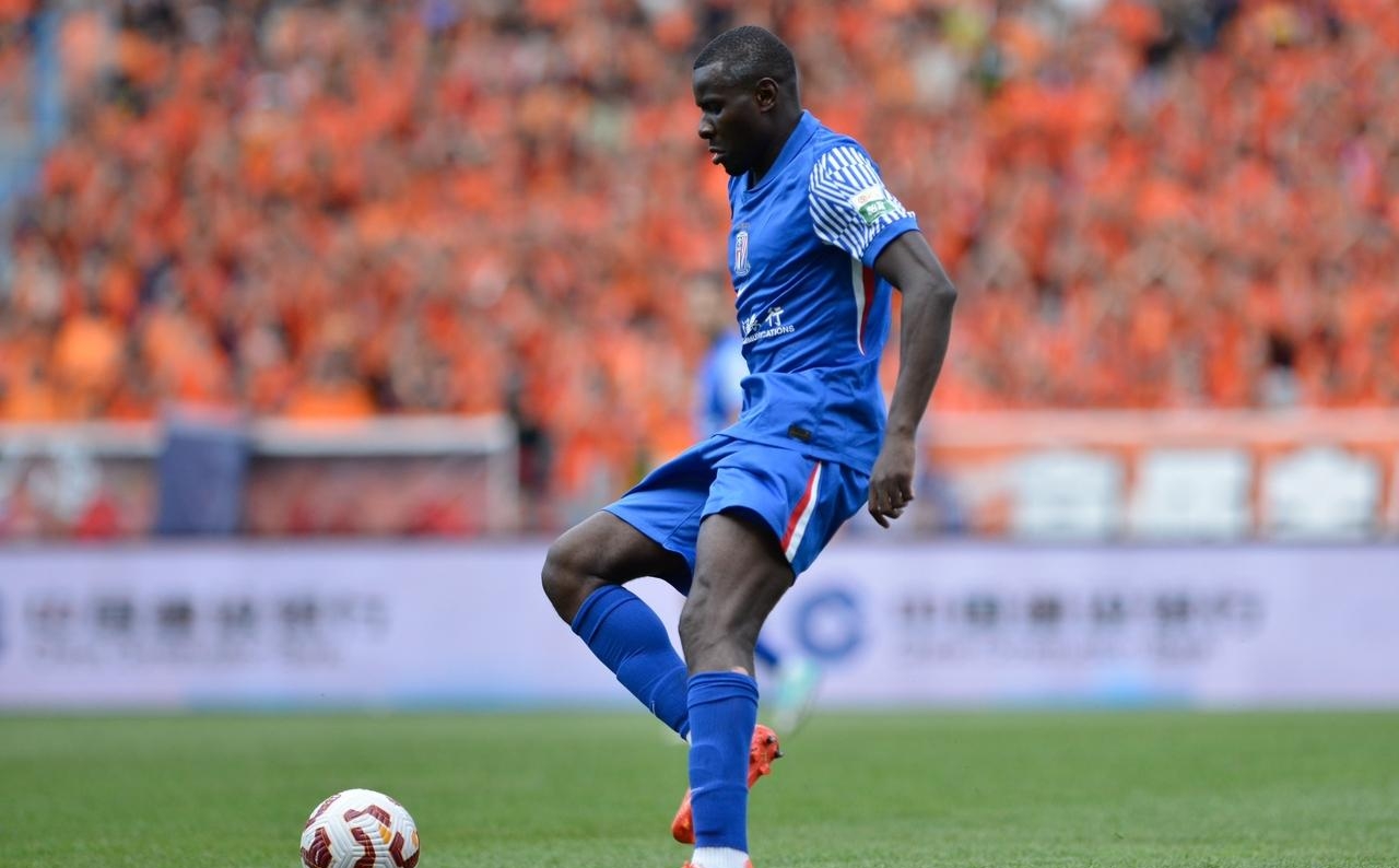 转会期上海申花备战社区盾；防线松动细节曝光；球迷炸锅；身体对抗强度拉满的简单介绍